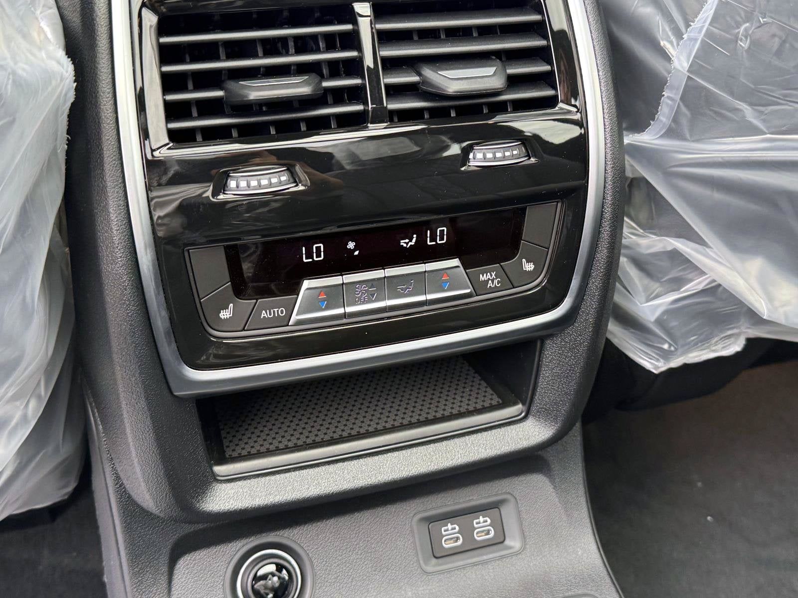 2027 BMW X7 M60i