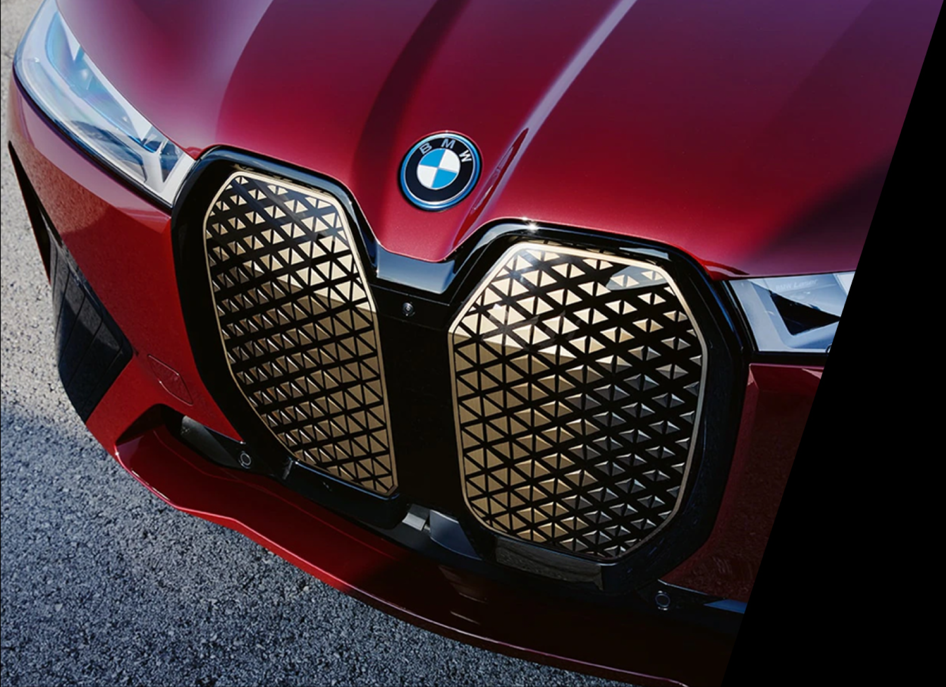 BMW iX driving through mud and BMW i4 front driving on road